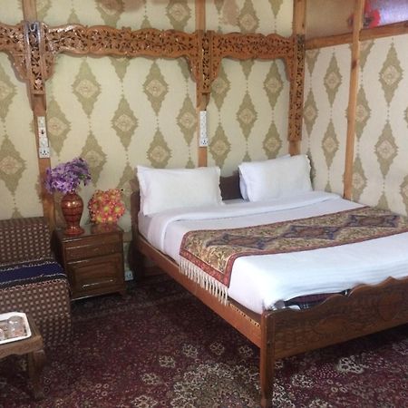 Houseboat Altaf And Transportation Hotel Srinagar  Exterior photo