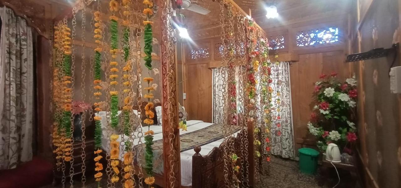 Houseboat Altaf And Transportation Hotel Srinagar  Exterior photo