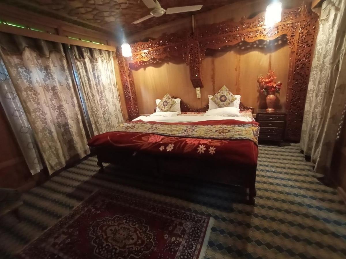 Houseboat Altaf And Transportation Hotel Srinagar  Exterior photo