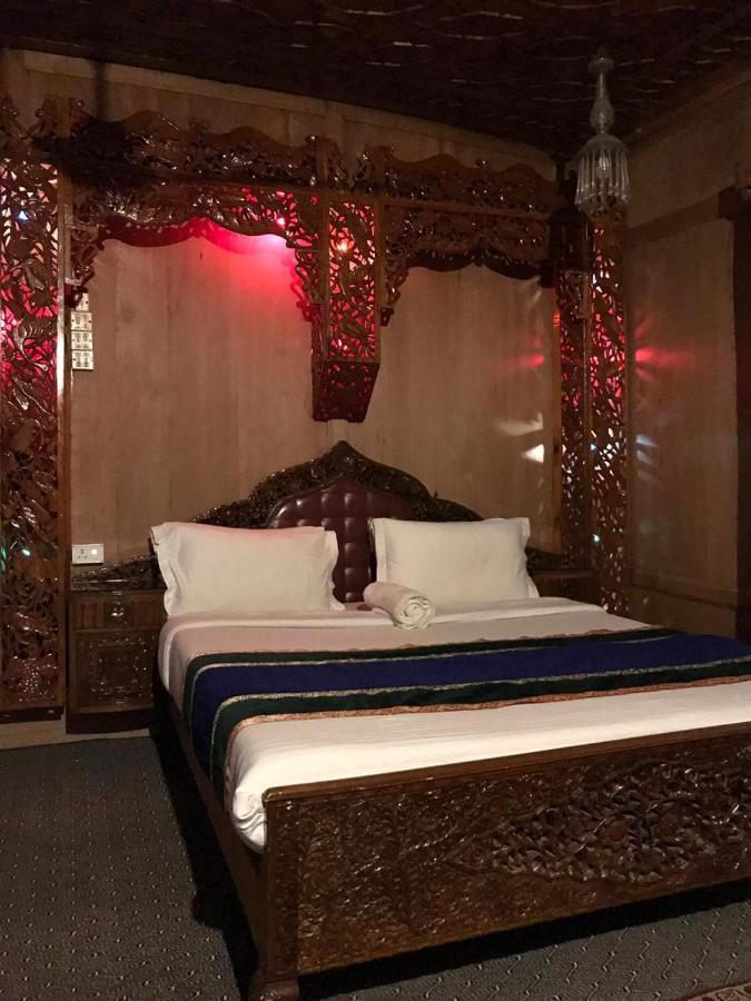 Houseboat Altaf And Transportation Hotel Srinagar  Exterior photo