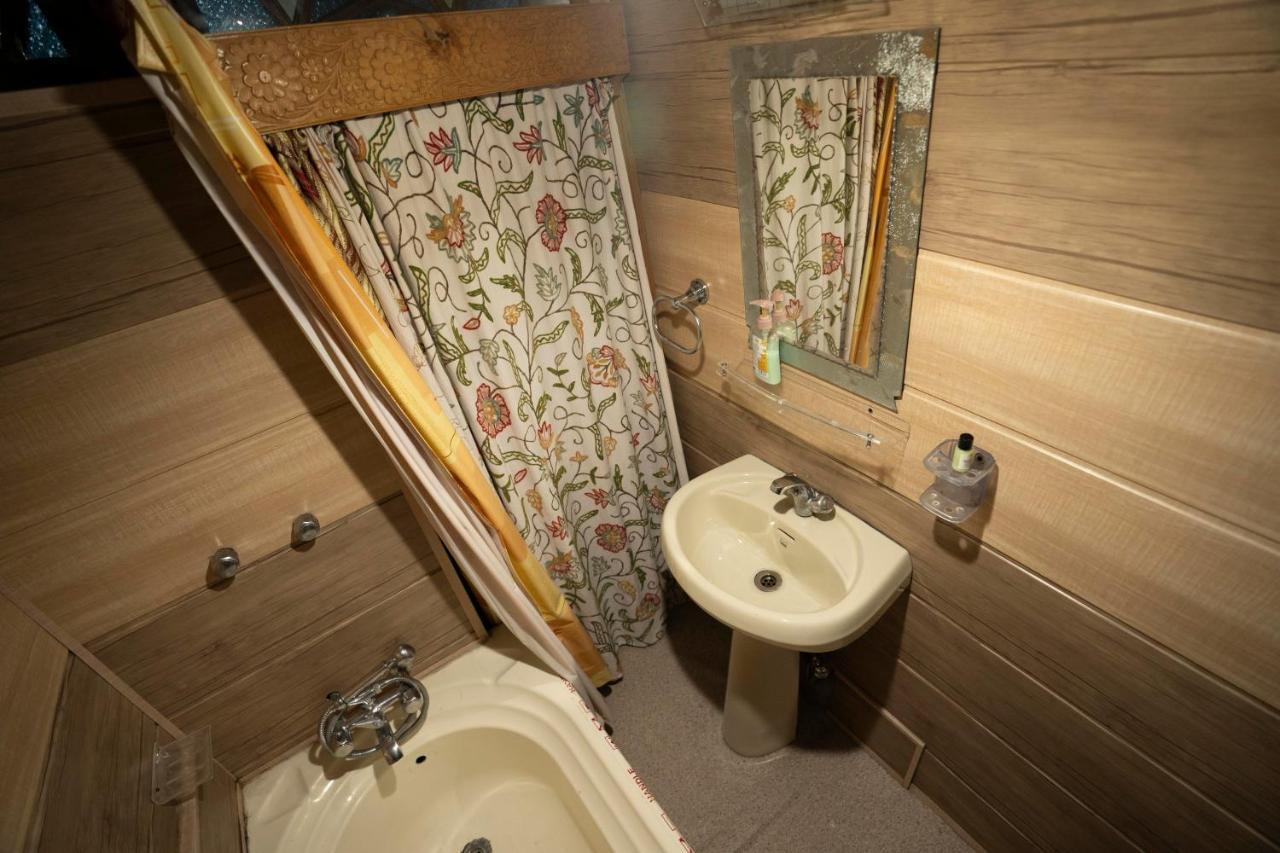 Houseboat Altaf And Transportation Hotel Srinagar  Exterior photo