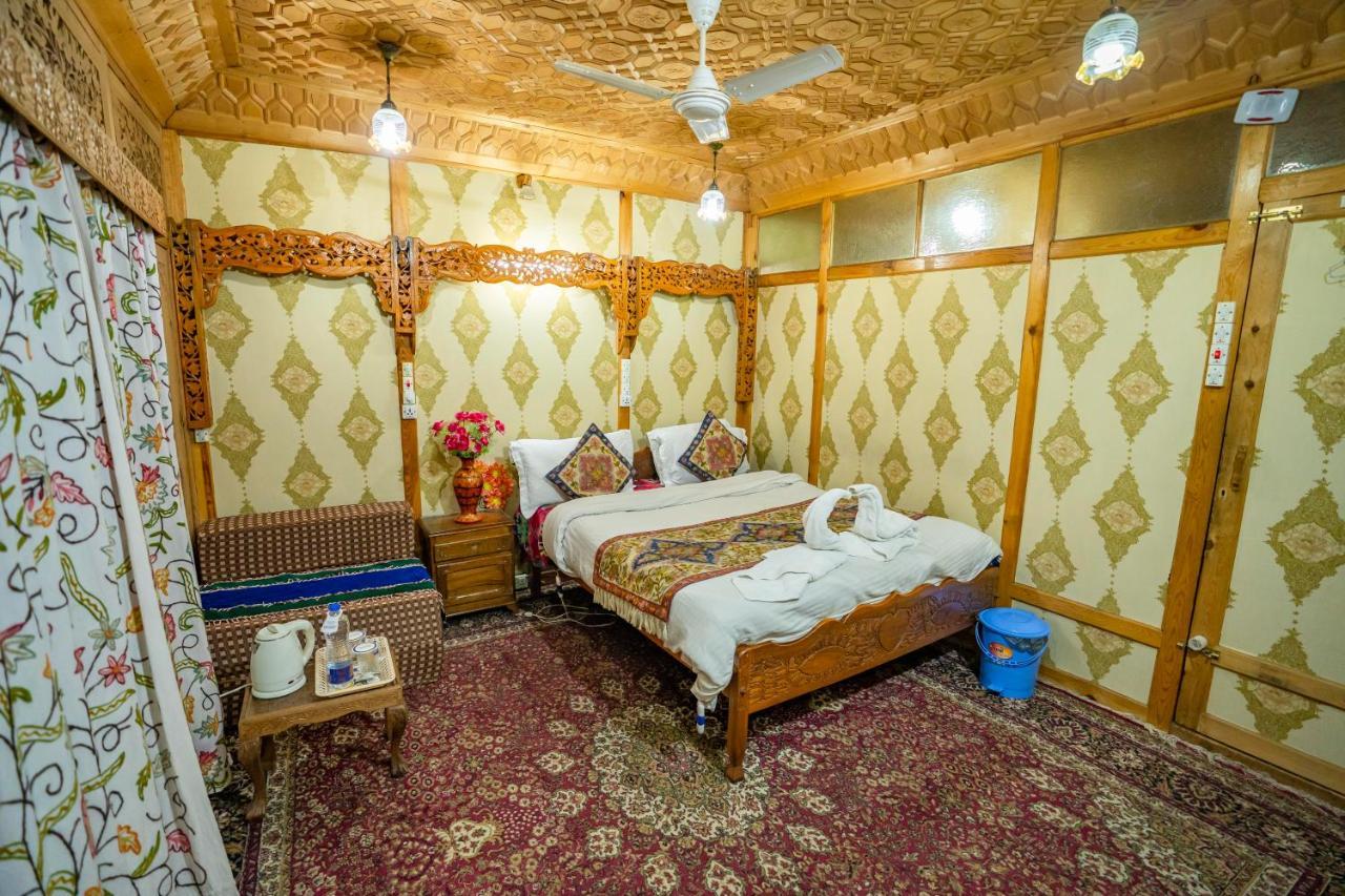Houseboat Altaf And Transportation Hotel Srinagar  Exterior photo