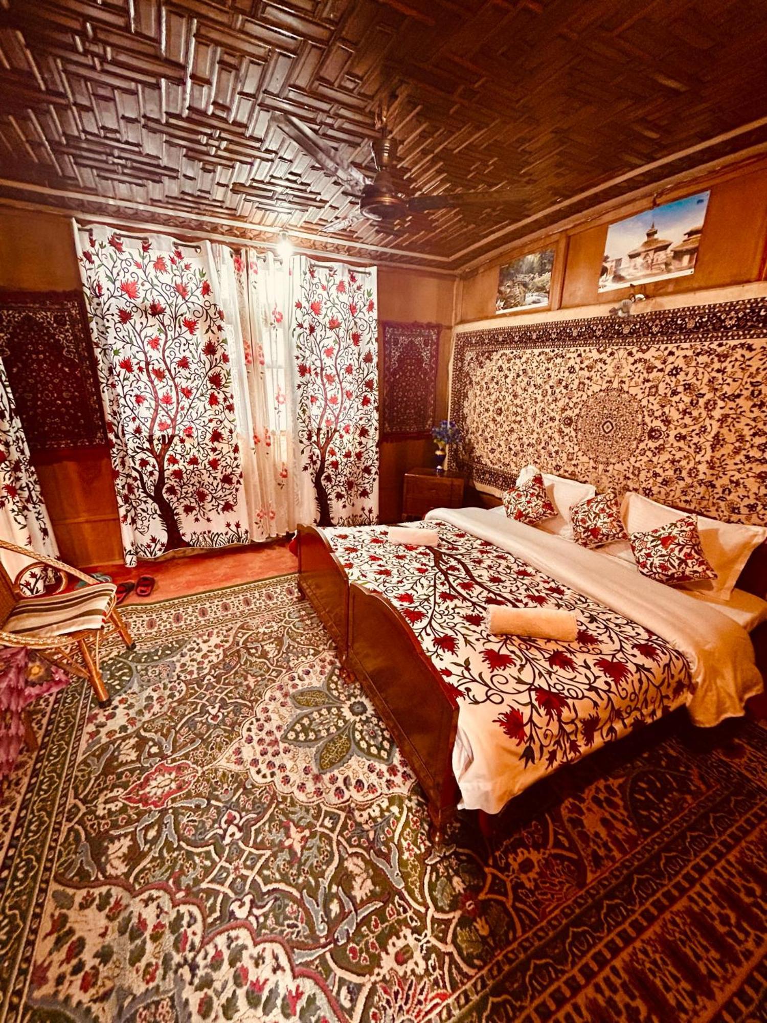 Houseboat Altaf And Transportation Hotel Srinagar  Exterior photo