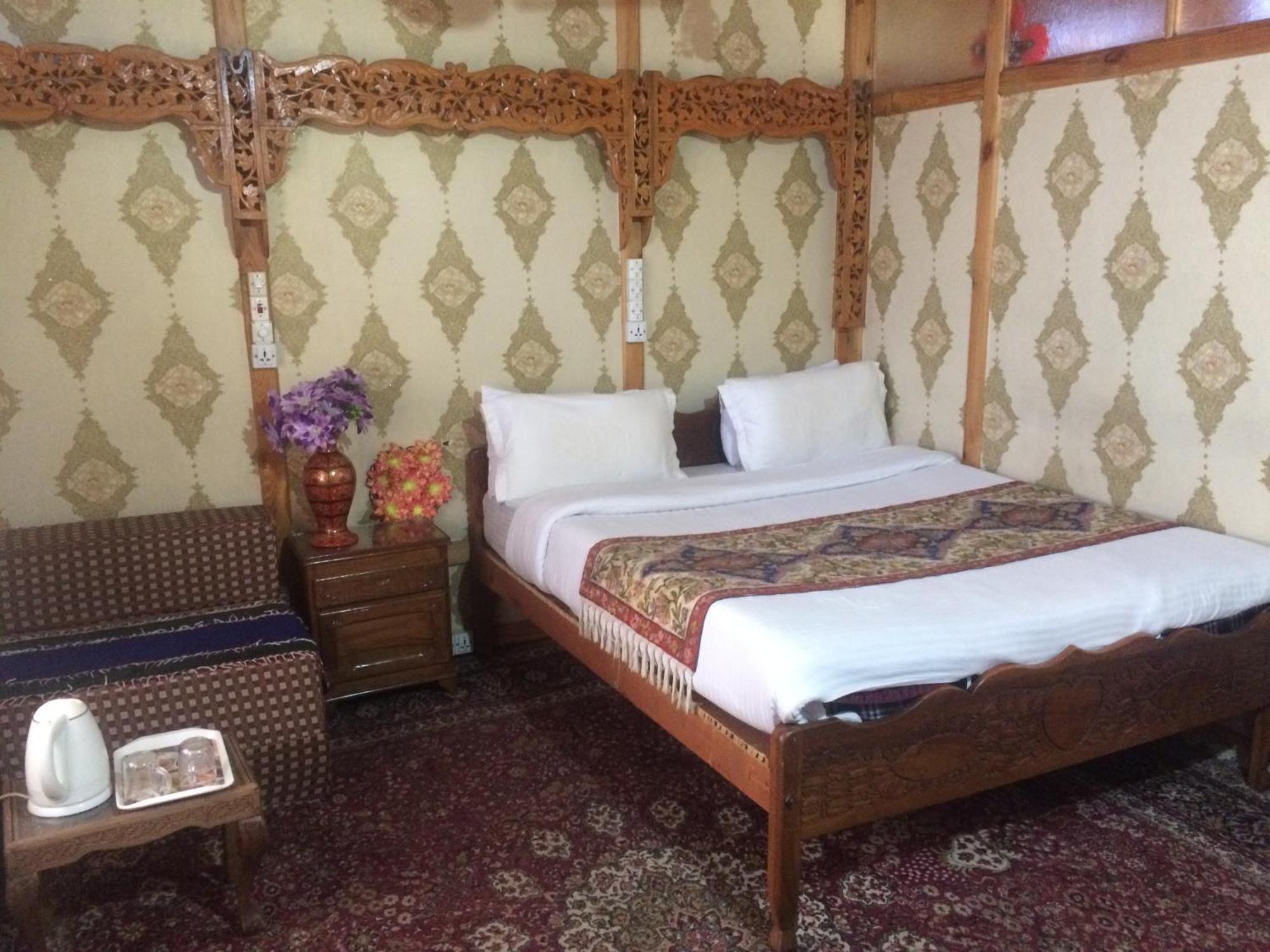 Houseboat Altaf And Transportation Hotel Srinagar  Exterior photo