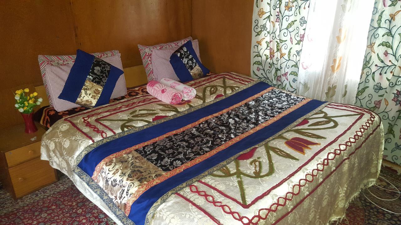 Houseboat Altaf And Transportation Hotel Srinagar  Exterior photo