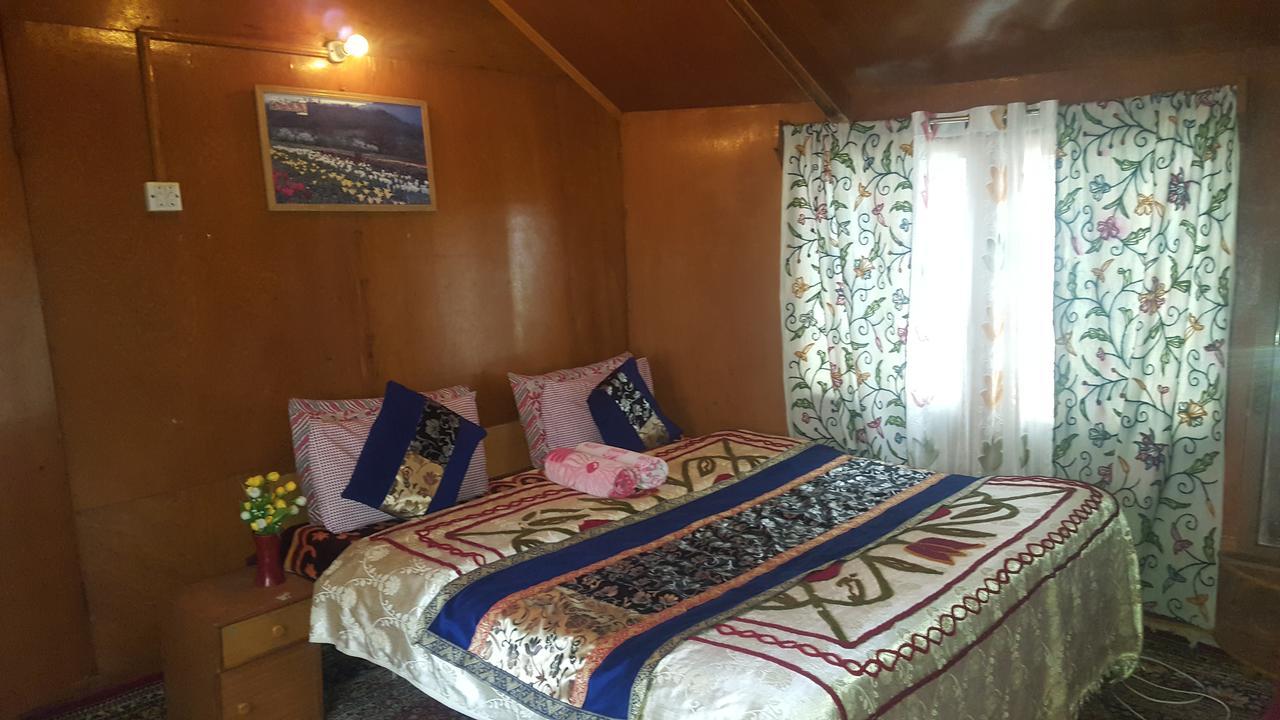 Houseboat Altaf And Transportation Hotel Srinagar  Exterior photo