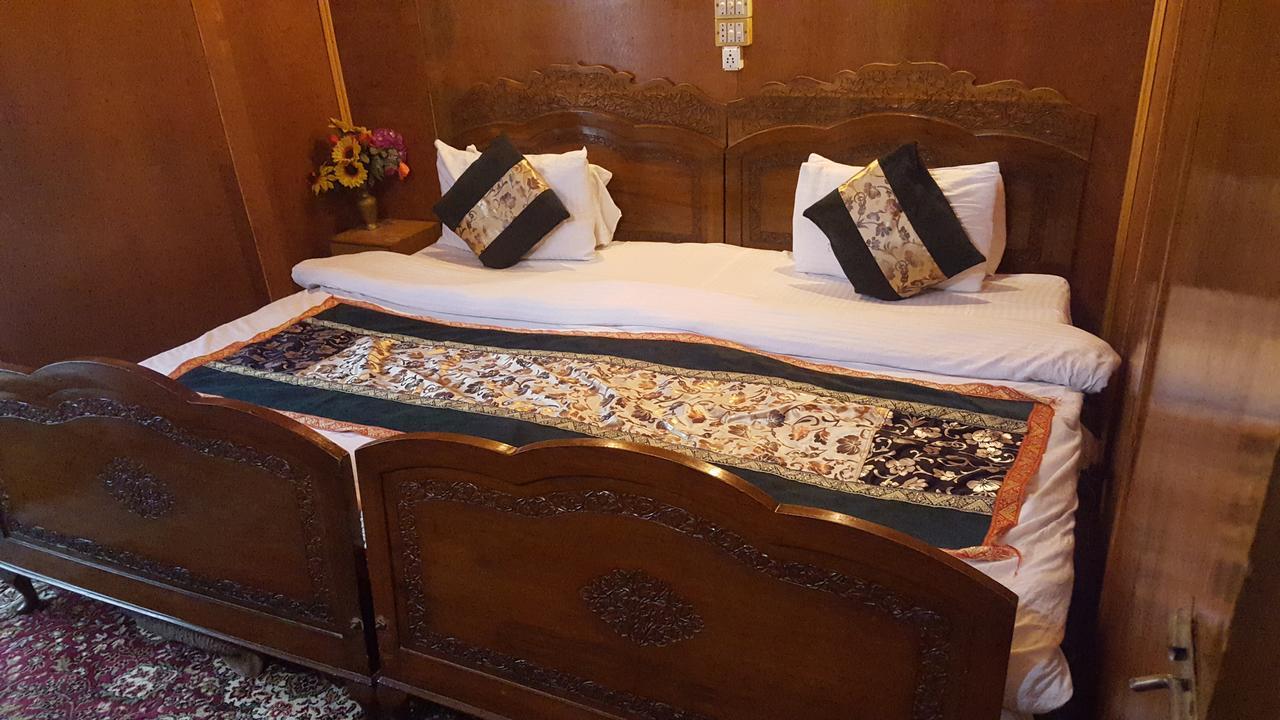 Houseboat Altaf And Transportation Hotel Srinagar  Exterior photo
