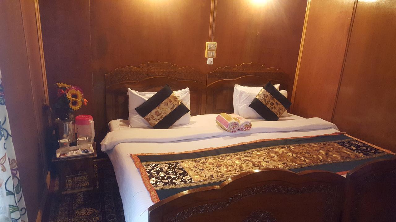 Houseboat Altaf And Transportation Hotel Srinagar  Exterior photo