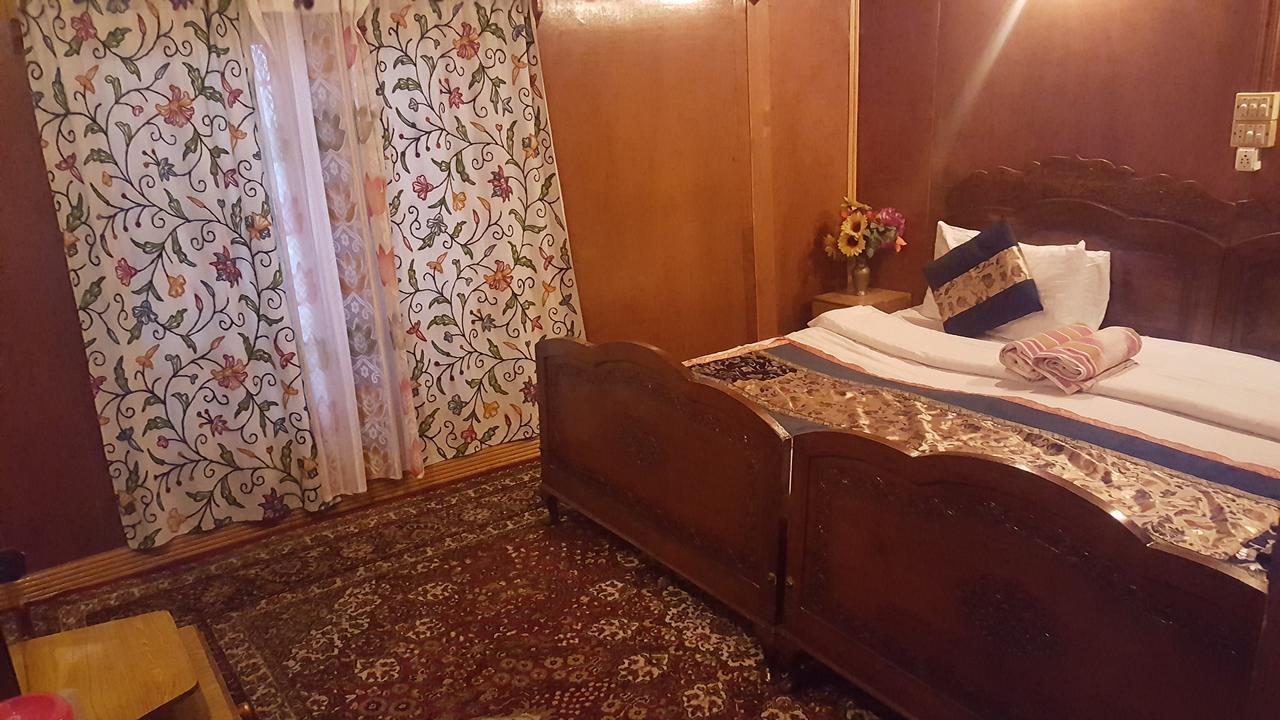 Houseboat Altaf And Transportation Hotel Srinagar  Exterior photo