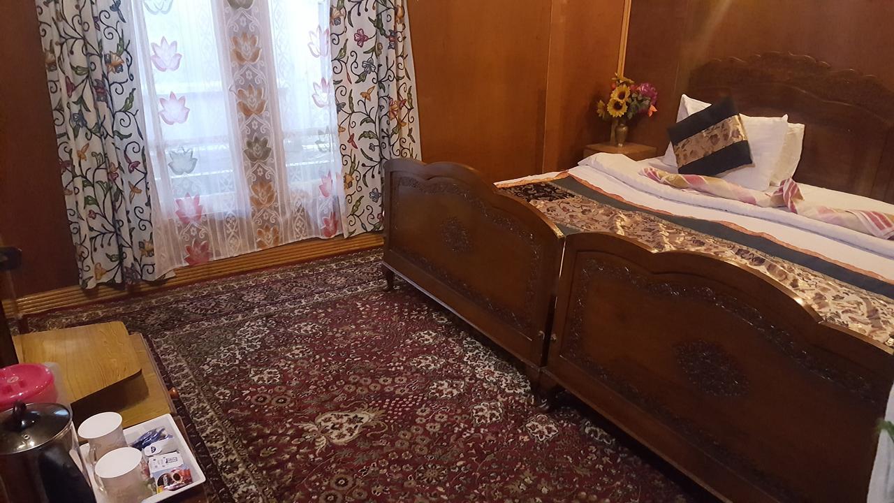 Houseboat Altaf And Transportation Hotel Srinagar  Exterior photo