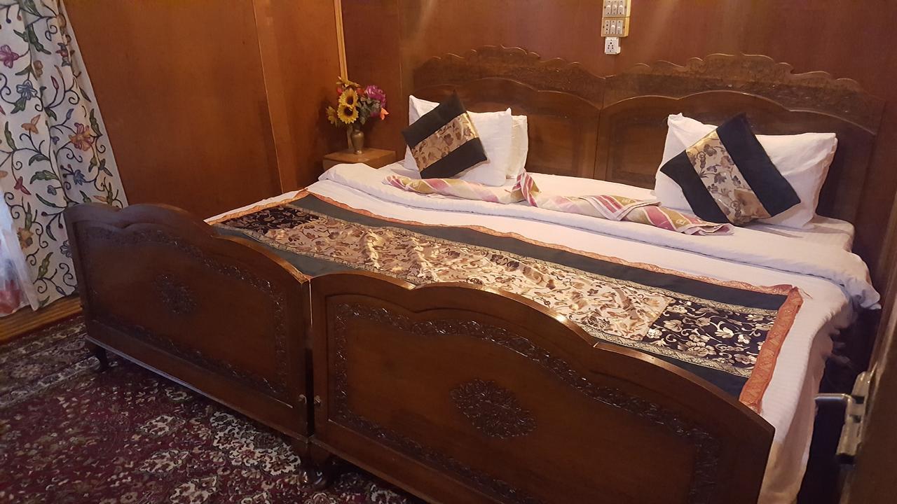 Houseboat Altaf And Transportation Hotel Srinagar  Exterior photo