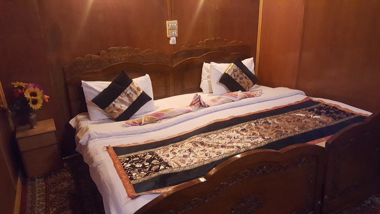 Houseboat Altaf And Transportation Hotel Srinagar  Exterior photo